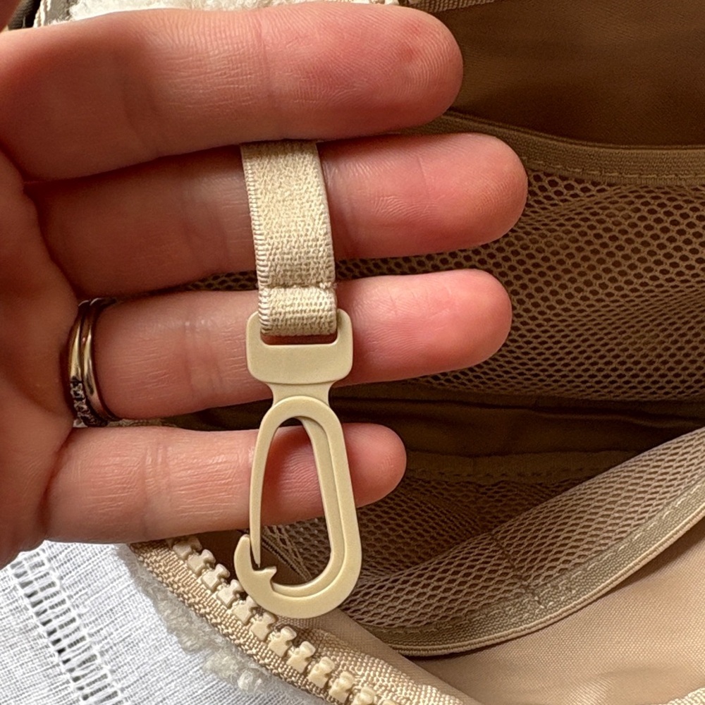 Lole NWOT Cream Sherpa Crossbody Bag - Picture 11 of 14